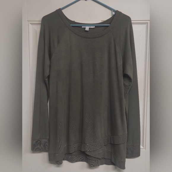 BNWOT! Women's Size Medium. Long-Sleeved Olive Green Lightweight Sweatshirt!✨️ - Picture 2 of 11
